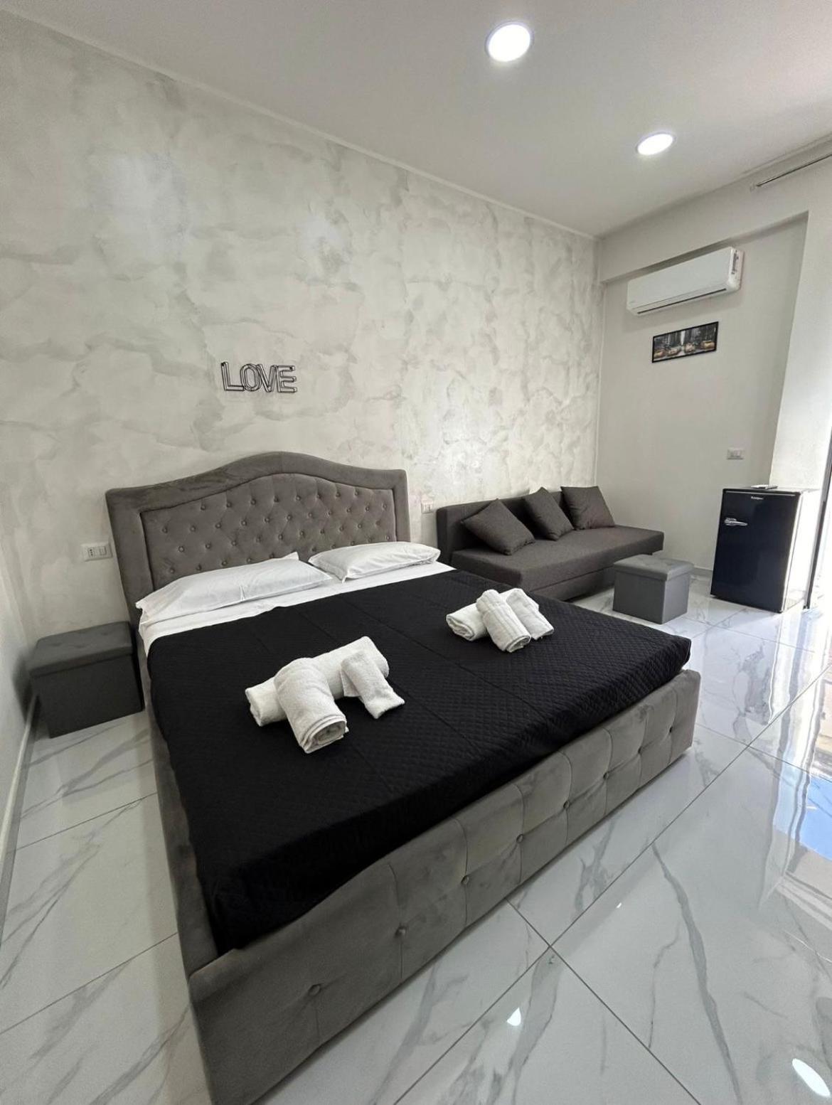 Terrazza Luxury Valentino Apartment เนเปิลส์ ภายนอก รูปภาพ