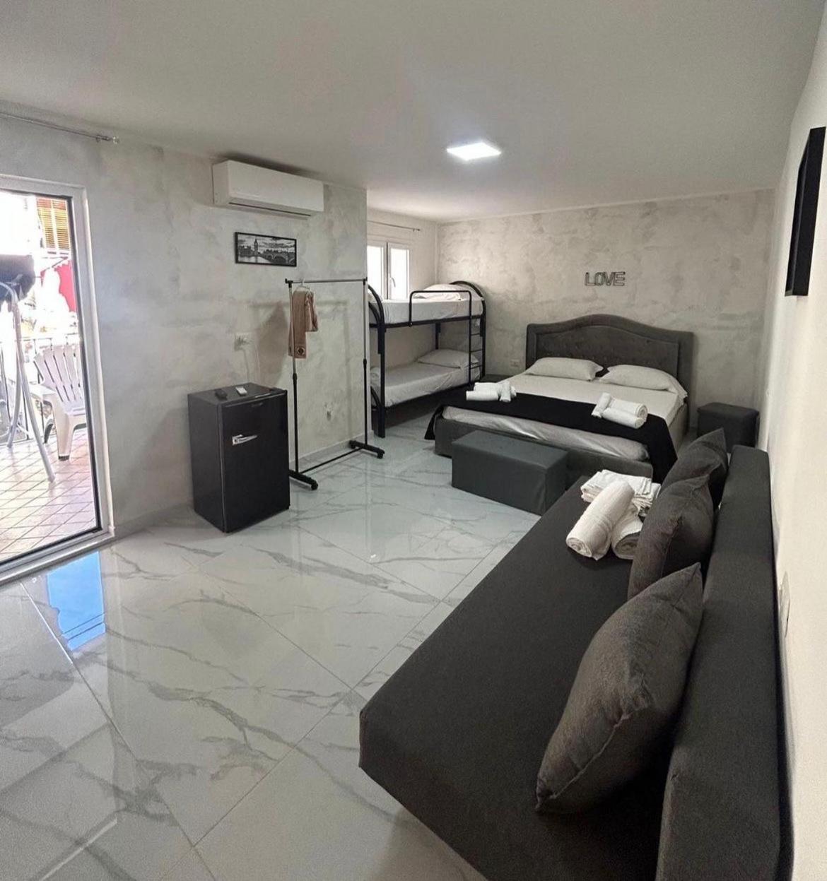 Terrazza Luxury Valentino Apartment เนเปิลส์ ภายนอก รูปภาพ