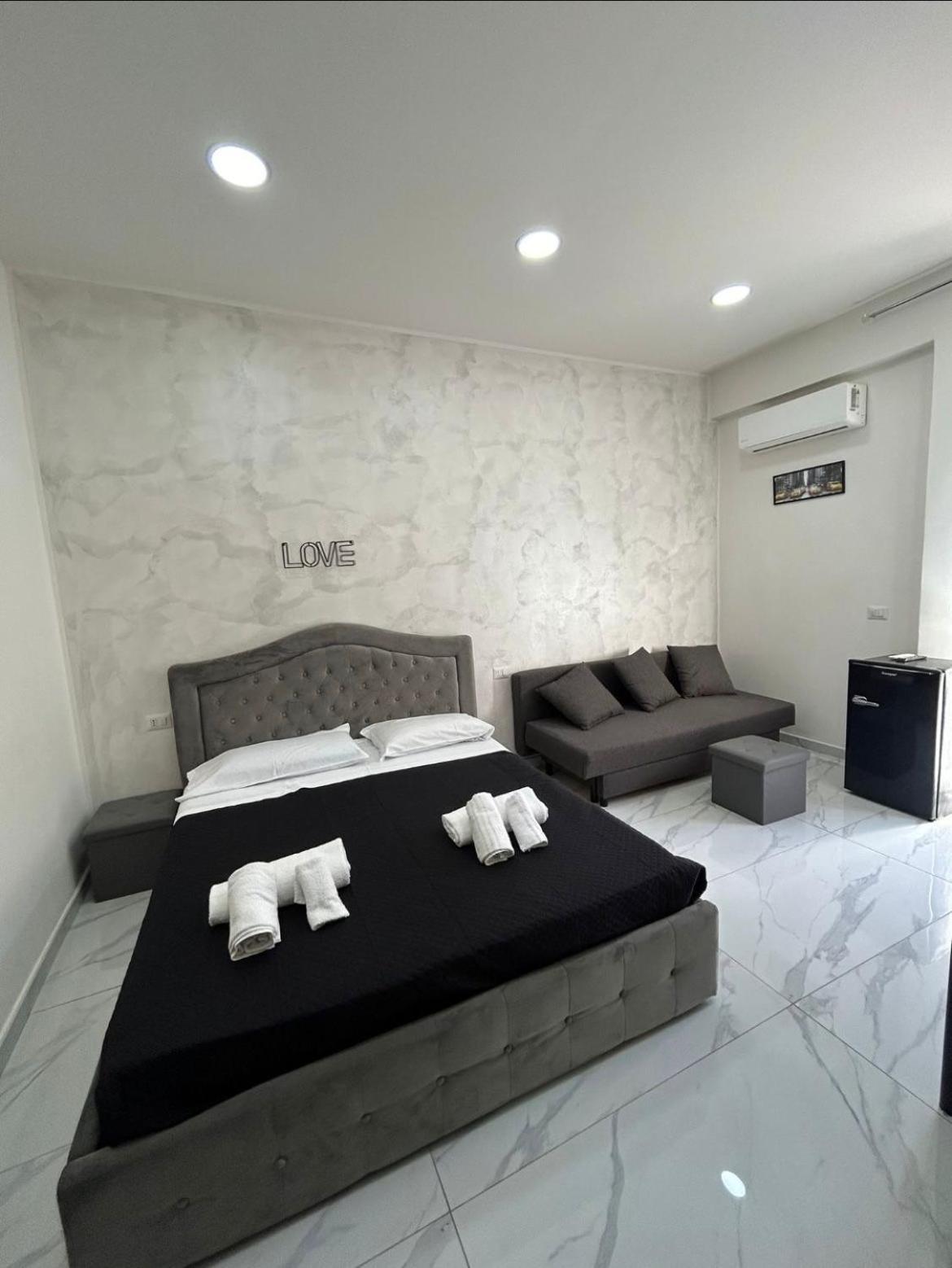 Terrazza Luxury Valentino Apartment เนเปิลส์ ภายนอก รูปภาพ