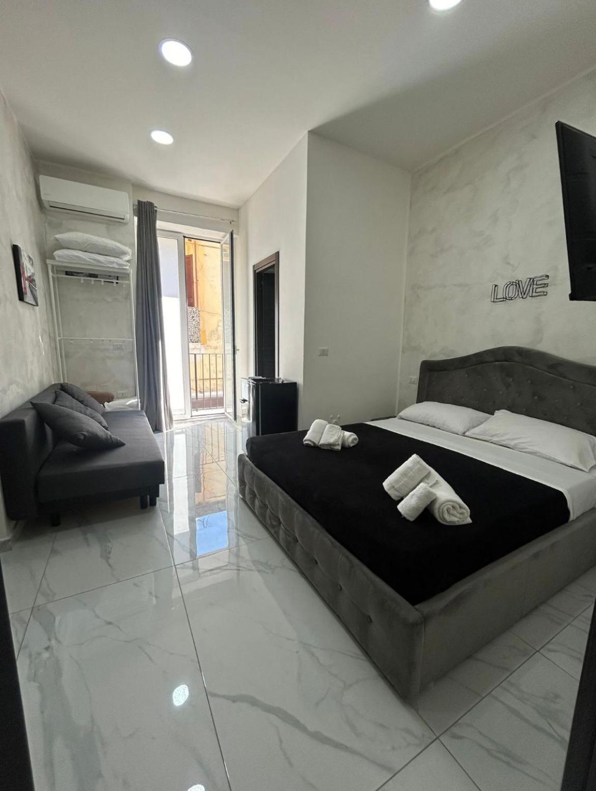 Terrazza Luxury Valentino Apartment เนเปิลส์ ภายนอก รูปภาพ