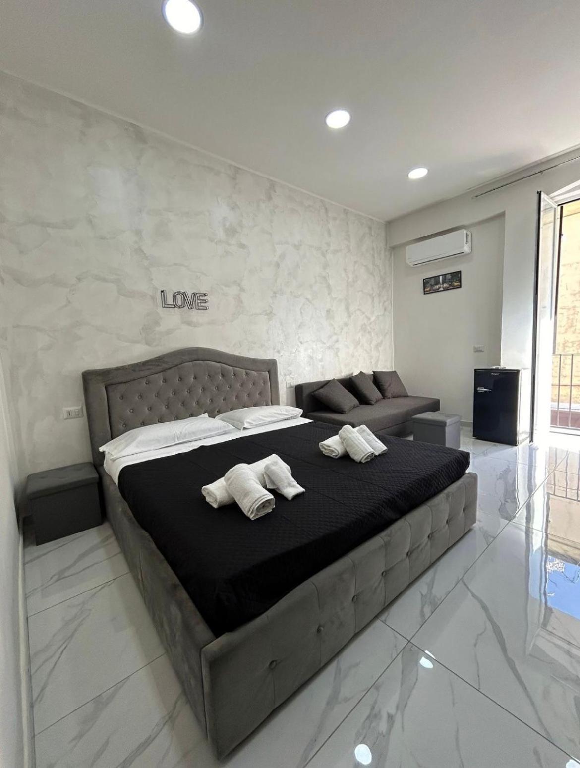 Terrazza Luxury Valentino Apartment เนเปิลส์ ภายนอก รูปภาพ
